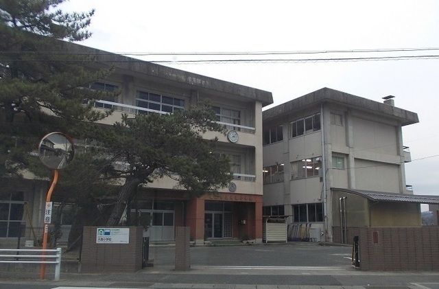 近くの福島市立大森小学校まで600m（徒歩8分）
