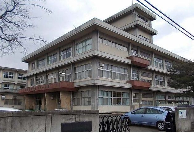 近くの福島市瀬上小学校まで700m(徒歩9分)
