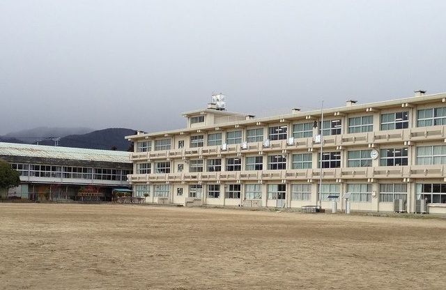 近くの福島市立笹谷小学校まで2,700m(徒歩34分)
