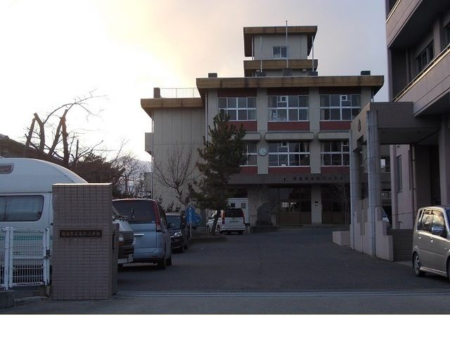 近くの福島市立鳥川小学校まで700m(徒歩9分)
