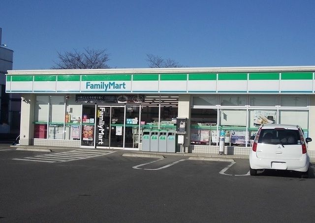 近くのファミリーマート太平寺店まで450m(徒歩6分)