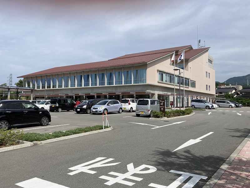 近くの江津市役所まで971m（徒歩13分）