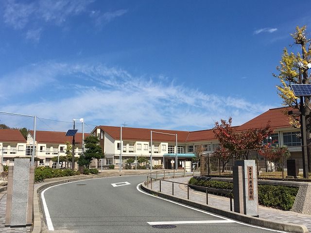 近くの浜田市立原井小学校まで639m（徒歩8分）