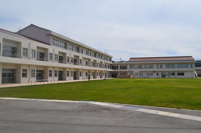 近くの浜田市立国府小学校まで1,983m（徒歩25分）