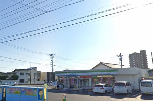 近くのファミリーマート JAいずも小山店まで690m（徒歩9分）