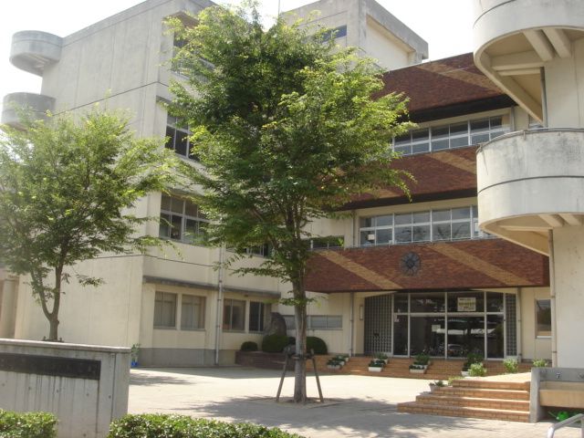 近くの高松小学校まで350m（徒歩5分）