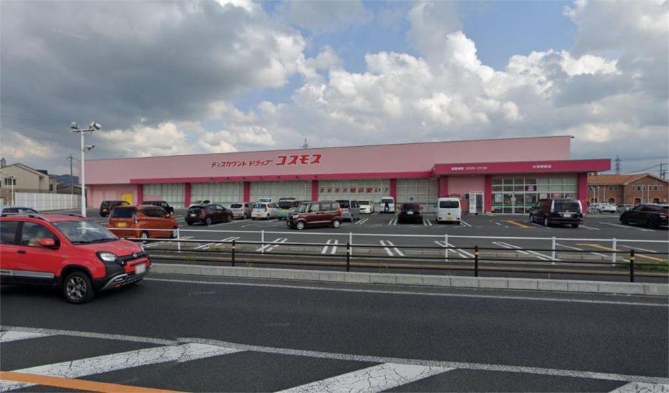 近くのドラッグストアコスモス 大津新崎店まで747m（徒歩10分）