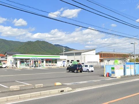 近くのファミリーマート JAいずも稲岡店まで620m（徒歩8分）