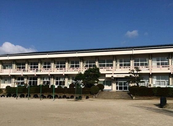 近くの加茂小学校まで1,000m(徒歩13分)