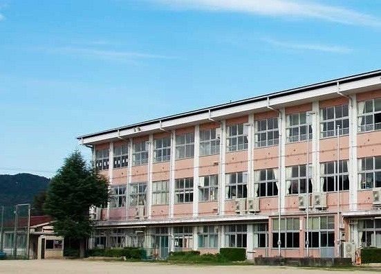 近くの加茂中学校まで1,600m(徒歩20分)
