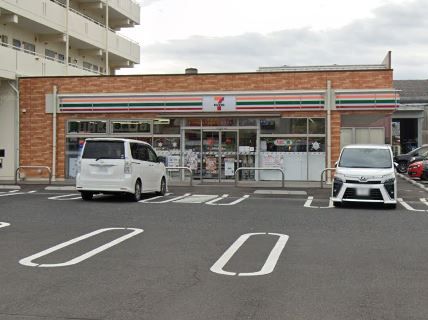 近くのセブンイレブン 出雲荻杼町店まで745m（徒歩10分）