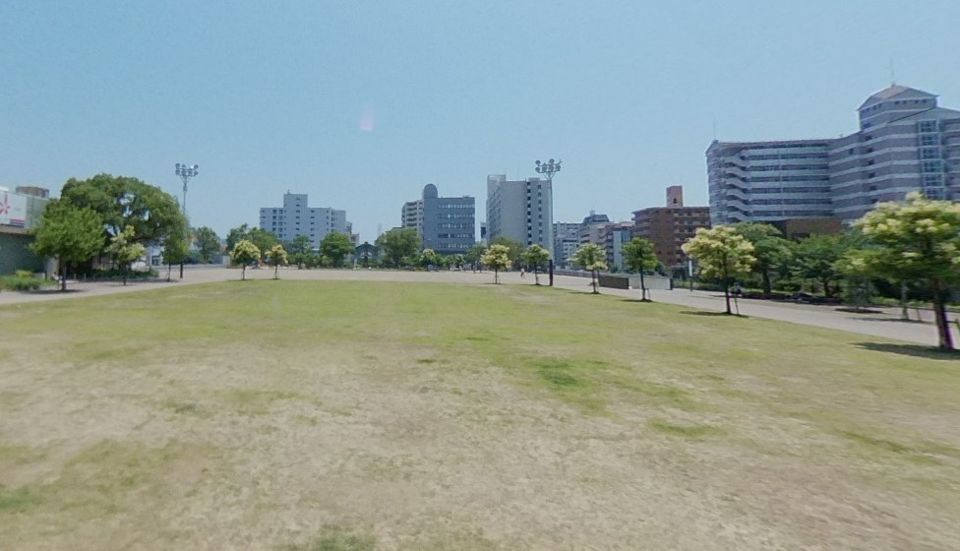 近くの湊川公園まで727m（徒歩10分）