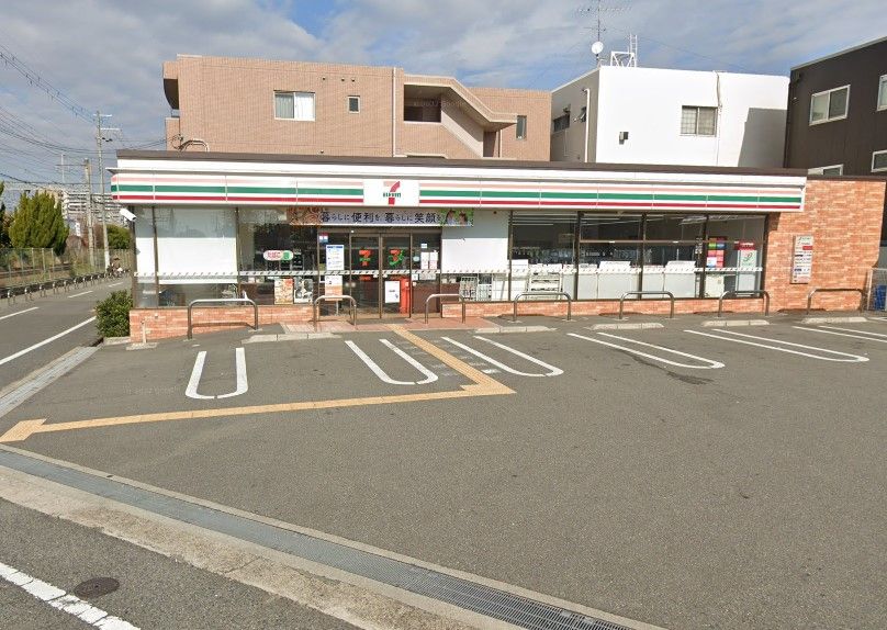 近くのセブンイレブン 阪急新伊丹駅前店まで637m（徒歩8分）