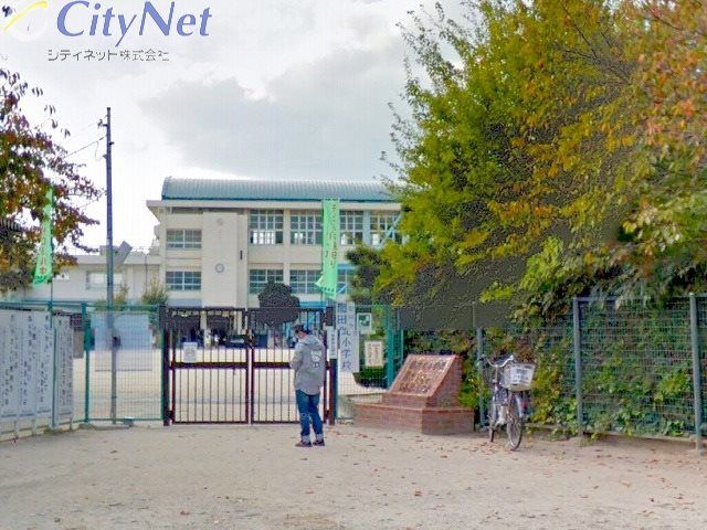 近くの尼崎市立園田北小学校まで808m（徒歩11分）