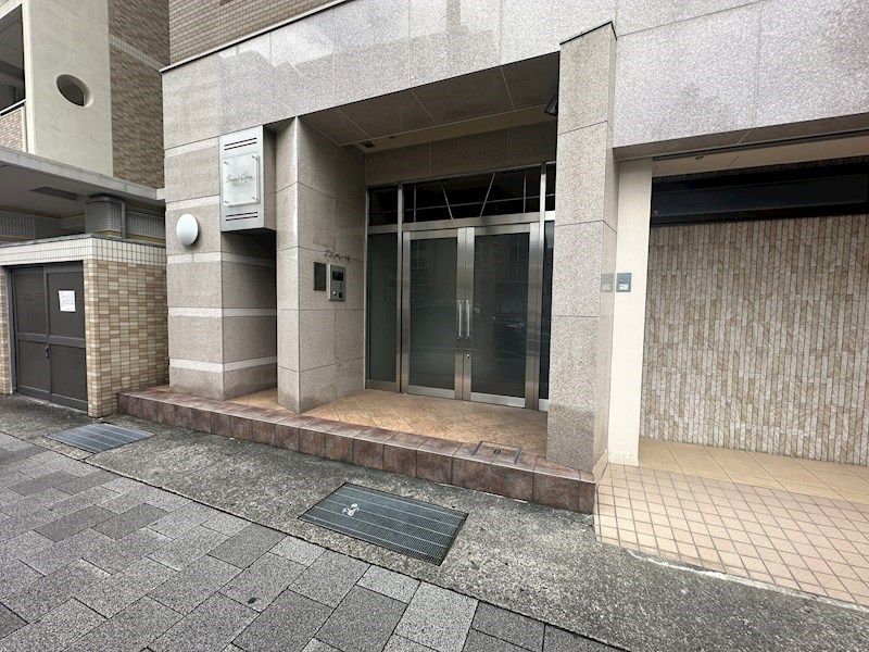 近くのトーホーストア 六甲道駅前店まで297m（徒歩4分）