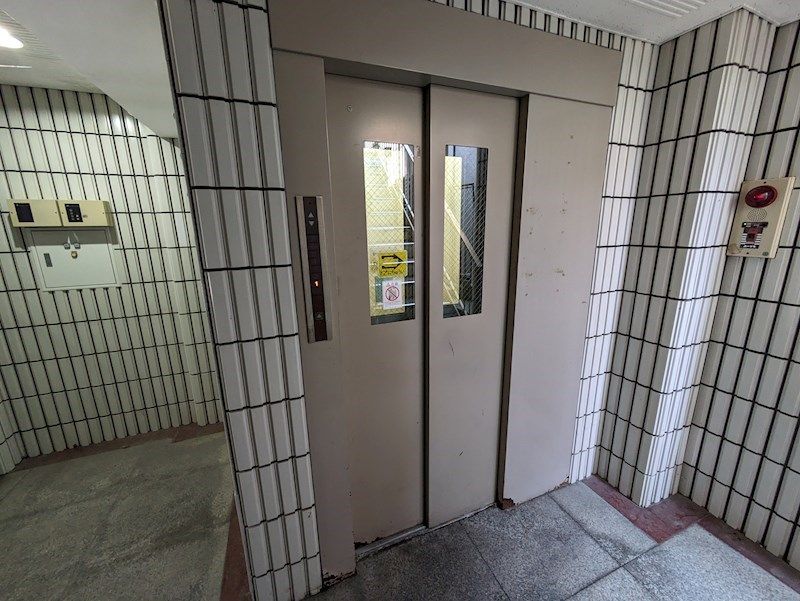 近くのローソンストア100 LS神戸湊川駅前店まで119m（徒歩2分）
