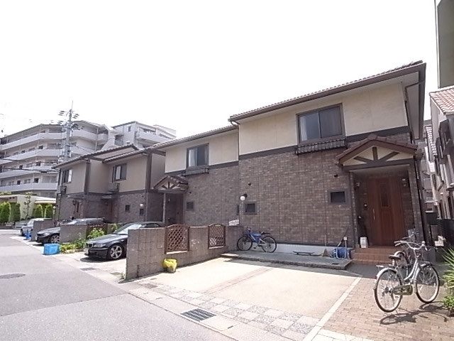 松山タウンハウス B棟の外観画像