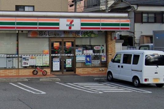 近くのセブンイレブン 神戸記田町3丁目店まで141m（徒歩2分）