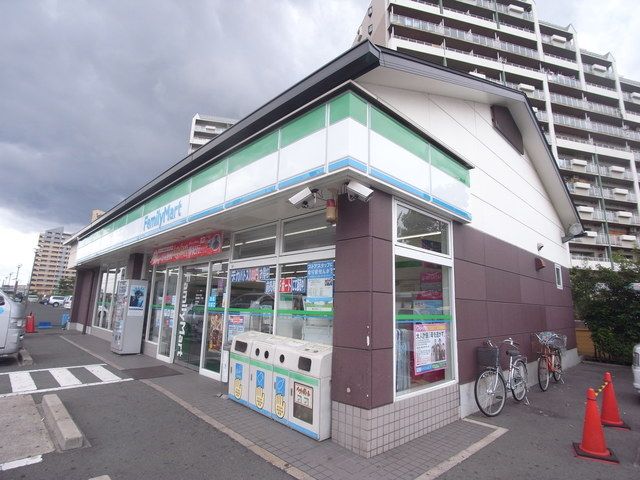 近くのファミリーマート新在家南町一丁目店まで276m（徒歩4分）