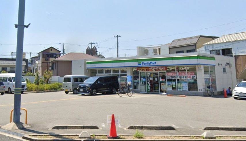 近くのファミリーマート 尾浜町三丁目店まで160m（徒歩2分）