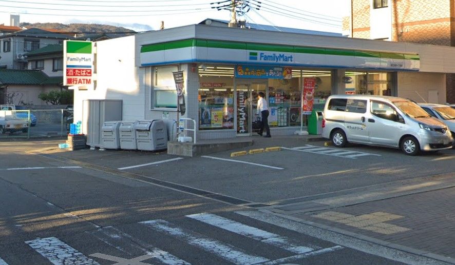近くのファミリーマート 深江本町一丁目店まで258m（徒歩4分）
