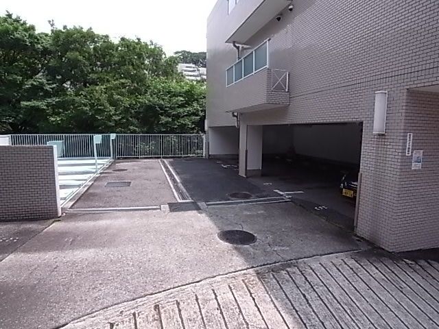 近くのローソン 芦屋川駅前店まで618m（徒歩8分）