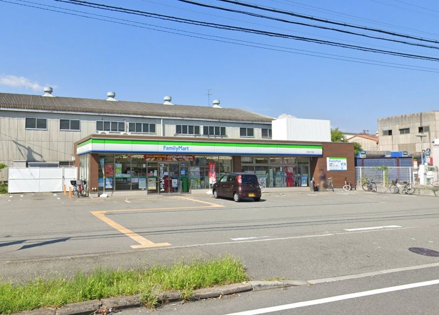 近くのファミリーマート 下坂部三丁目店まで302m（徒歩4分）