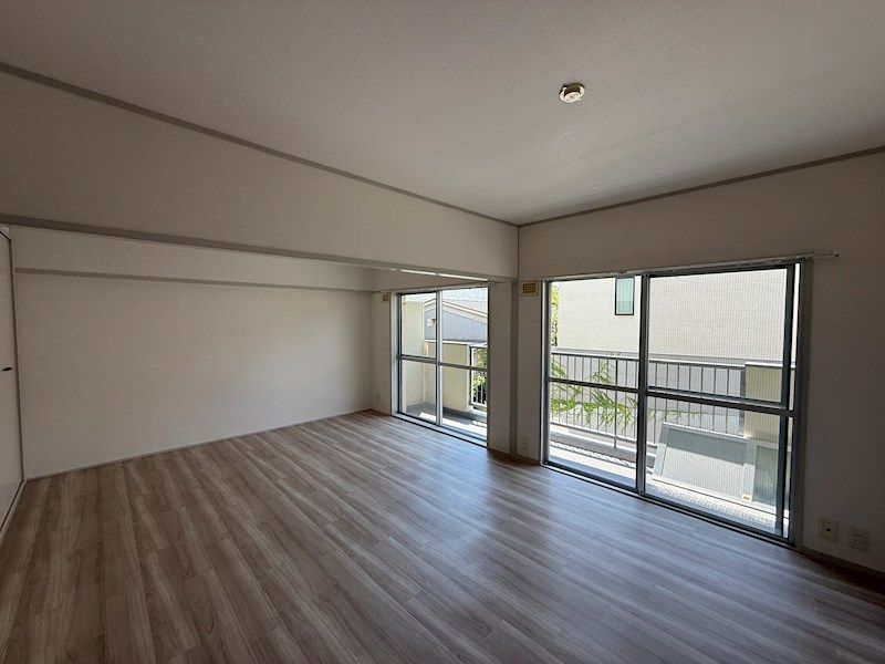 近くのファミリーマート 芦屋東山町店まで557m（徒歩7分）