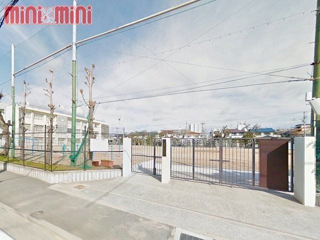 近くの西宮市立津門小学校まで542m（徒歩7分）