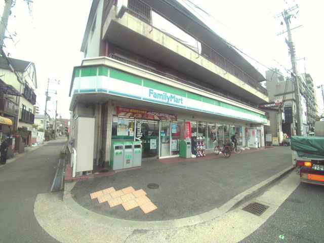 近くのファミリーマート神戸深江店まで125m（徒歩2分）