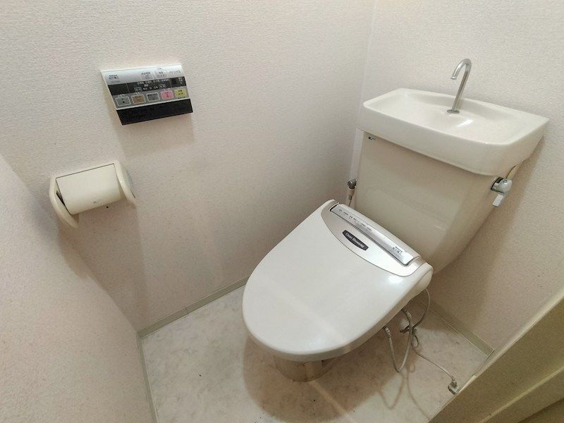 近くのファミリーマート 甲陽園駅前店まで182m(徒歩3分)