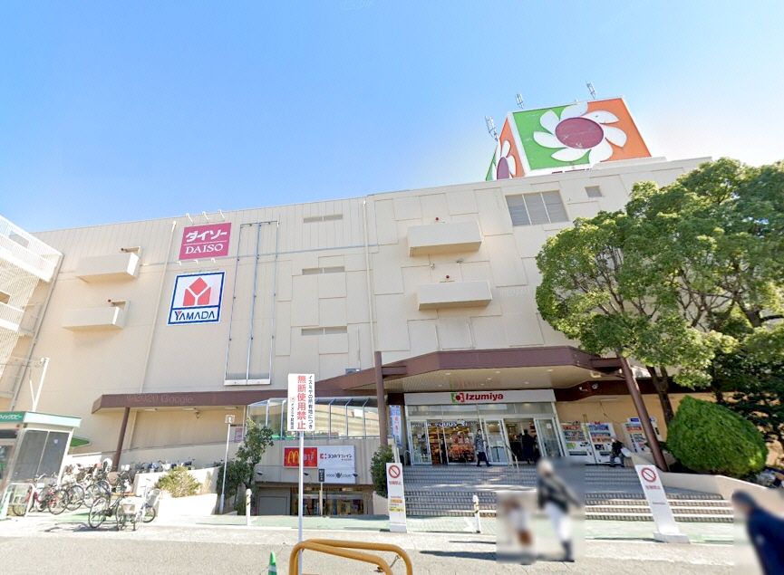 近くのイズミヤ 昆陽店まで682m（徒歩9分）