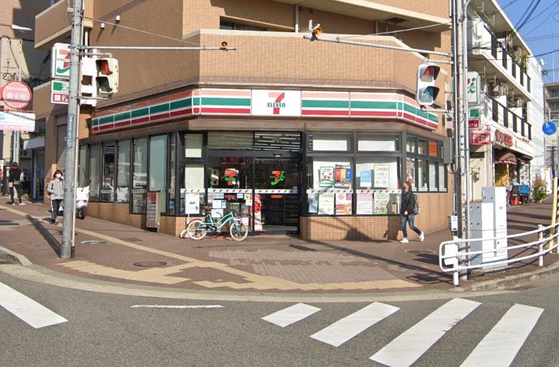 近くのセブンイレブン 神戸灘岩屋駅前店まで140m（徒歩2分）
