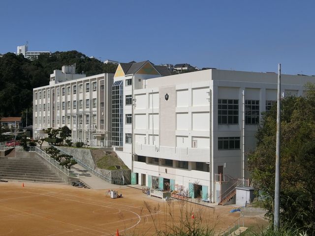 近くの神戸市立塩屋小学校まで272m（徒歩4分）