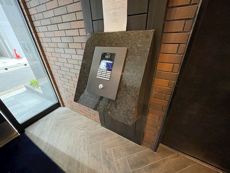 近くのファミリーマート みなと元町駅前店まで143m(徒歩2分)