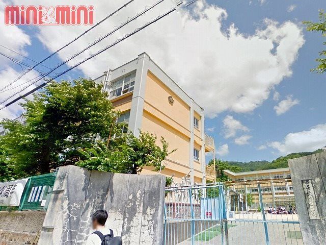 近くの神戸市立本山第一小学校まで245m（徒歩4分）