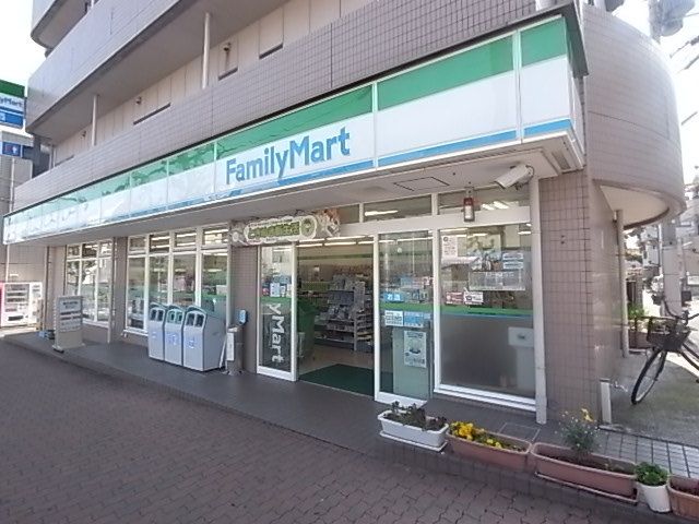 近くのファミリーマート阪神大石駅前店(コンビニ)まで208m(徒歩3分)
