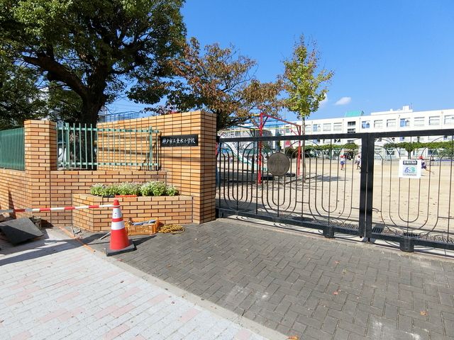 近くの神戸市立垂水小学校まで803m(徒歩11分)