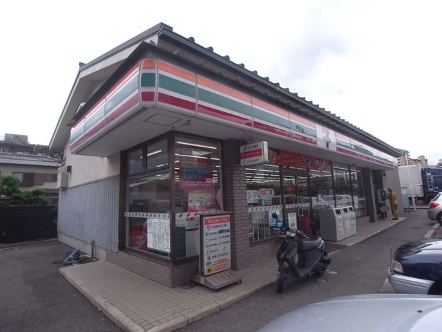 近くのセブン-イレブン神戸新在家南町3丁目店まで437m(徒歩6分)