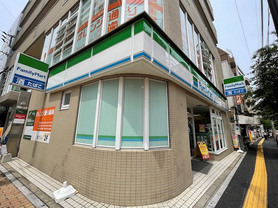 近くのファミリーマート 西新オレンジ通り店まで385m（徒歩5分）
