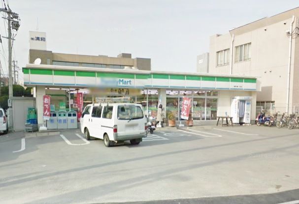 近くのファミリーマートまで250m（徒歩4分）