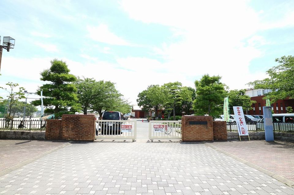 近くの久山町立久原小学校まで1,025m（徒歩13分）