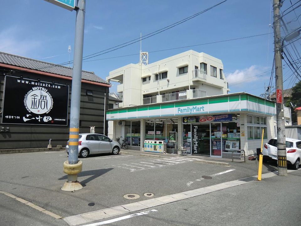 近くのファミリーマート五条駅前店まで384m（徒歩5分）