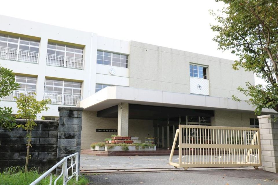 近くの篠栗町立勢門小学校まで708m（徒歩9分）