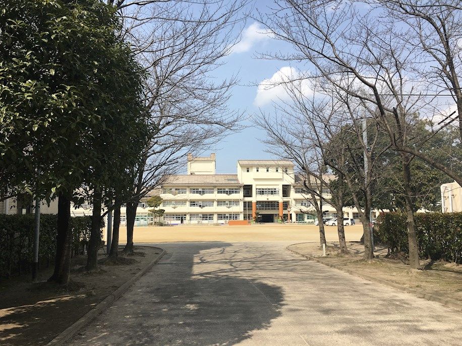 近くの粕屋町立粕屋中央小学校まで1,200m（徒歩15分）