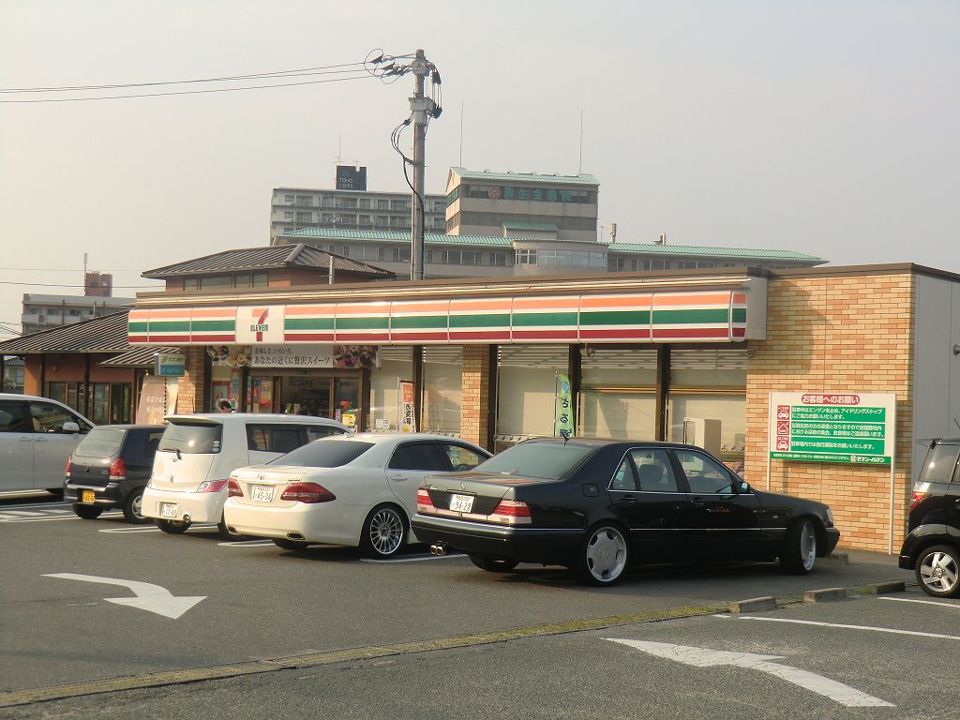 近くのセブンイレブンまで390m（徒歩5分）