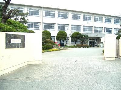 近くの多々良中学校まで950m(徒歩12分)