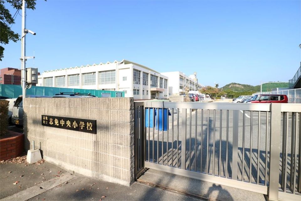 近くの志免町立志免中央小学校まで363m（徒歩5分）