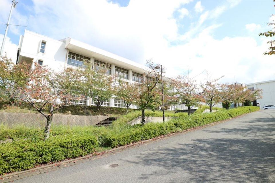 近くの篠栗町立篠栗北中学校まで1,121m（徒歩15分）