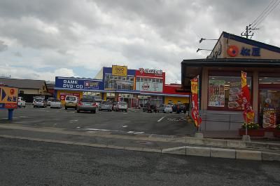 近くのレンタルビデオ屋まで240m（徒歩3分）